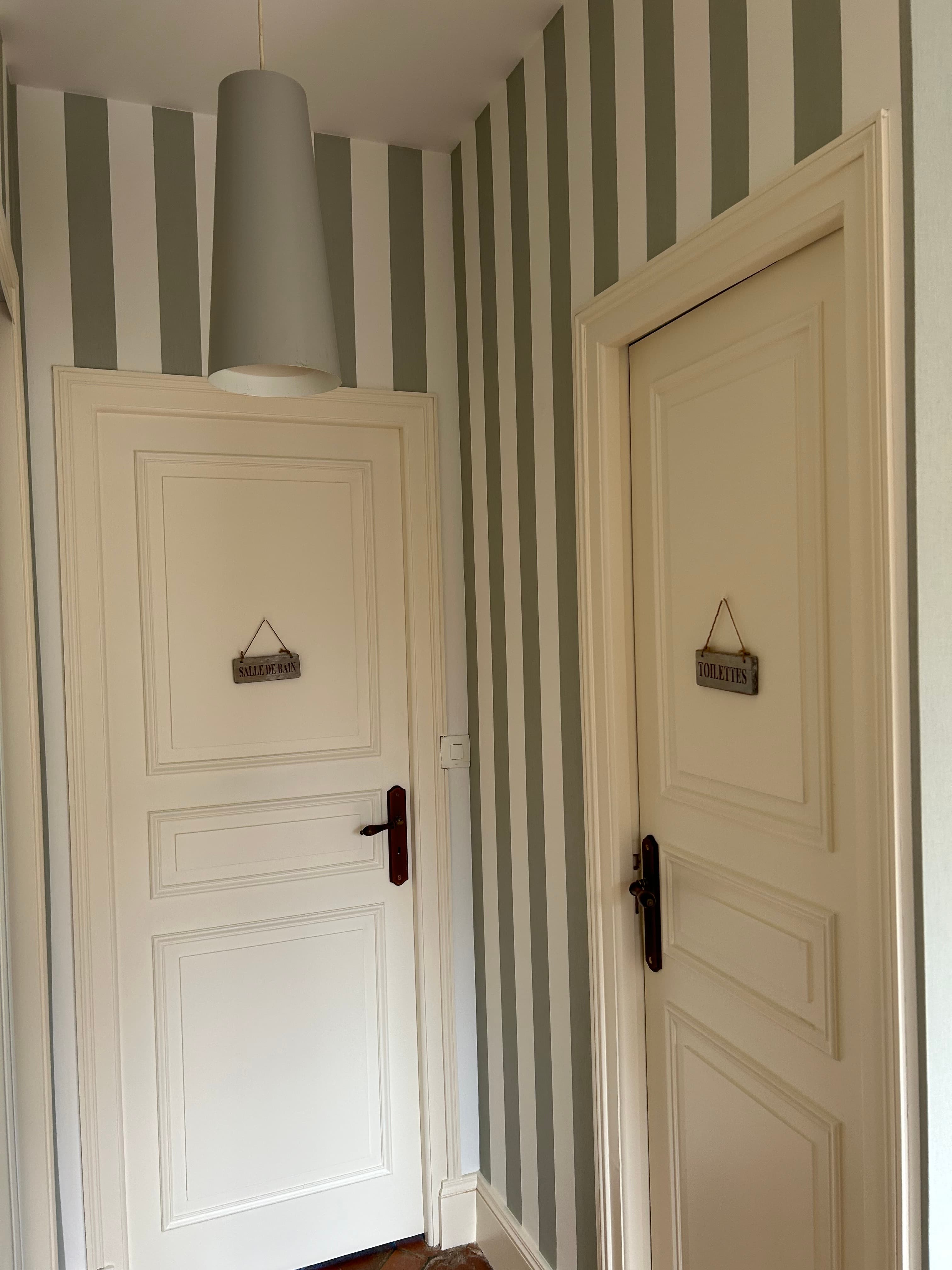 Pose de papier peint esprit cottage anglais - Peinture teintée blanc Croset